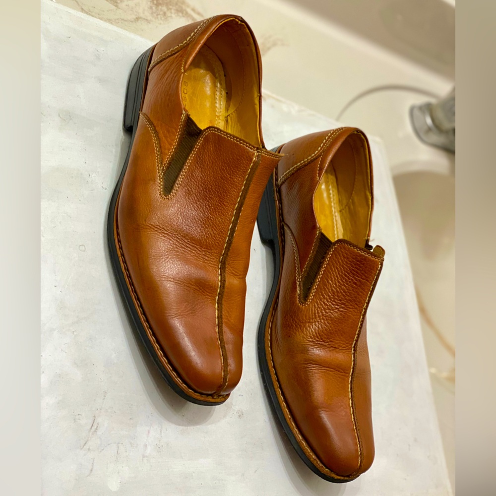 Bostonian Men’s leather slip on Loafers size 9.5 M in excellent condition clean.